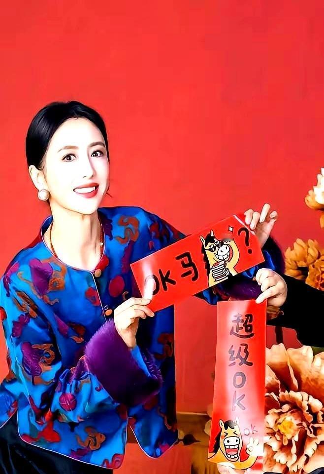 离婚快5年，陈思诚还在给佟丽娅的账单签字，他现女友阮巨就在旁边看着，一句话不说。