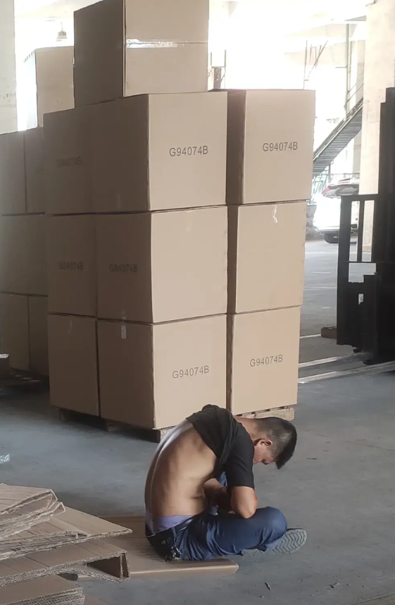 这是我上班的时候，路过厂里的收货区拍的一张照片。一位供应商来送货的工人，由于送