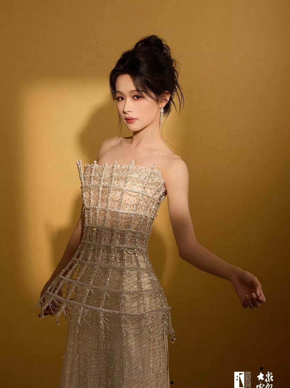 短剧演员余茵骨架子可真小，长得又小巧玲珑，目测也就80斤上下。