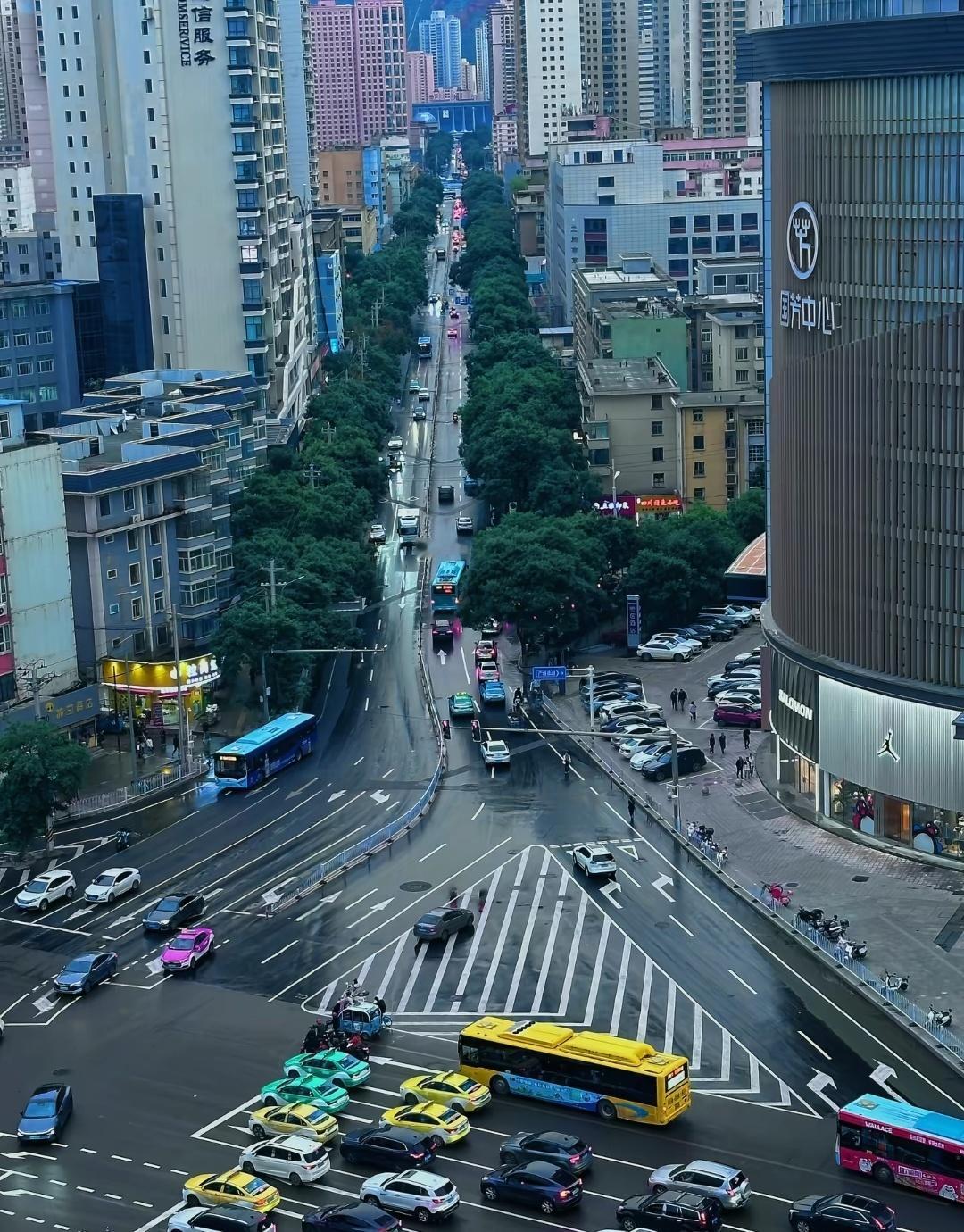看到这张兰州图，就想起凌晨绕着国芳百货找入口，怎么可以提前进场抢第一排
