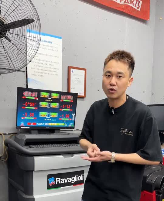 比亚迪宋PLUS。新能源车的底盘真的是一用一个不吱声。比亚迪的宋plus2万
