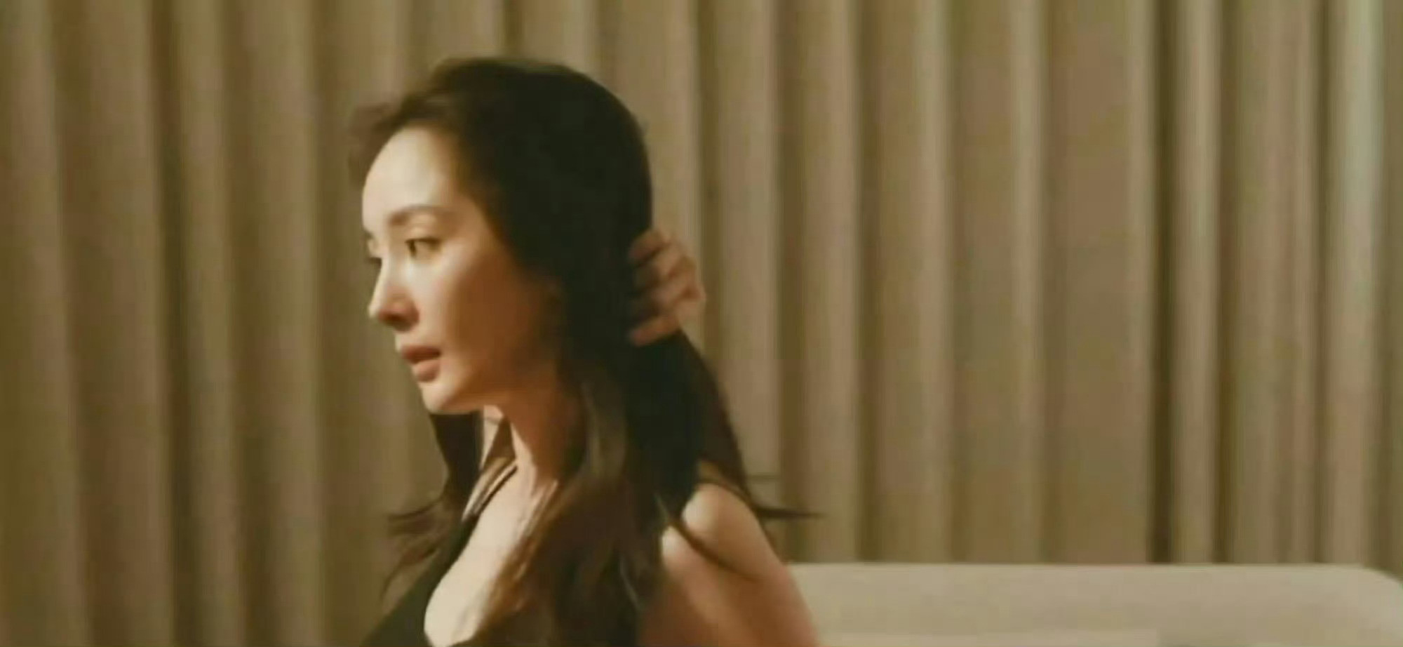 不知为何，一眼望去，不知是不是妆容的缘故，张导把刘诗诗拍的稍显油腻了，眼神戏也有