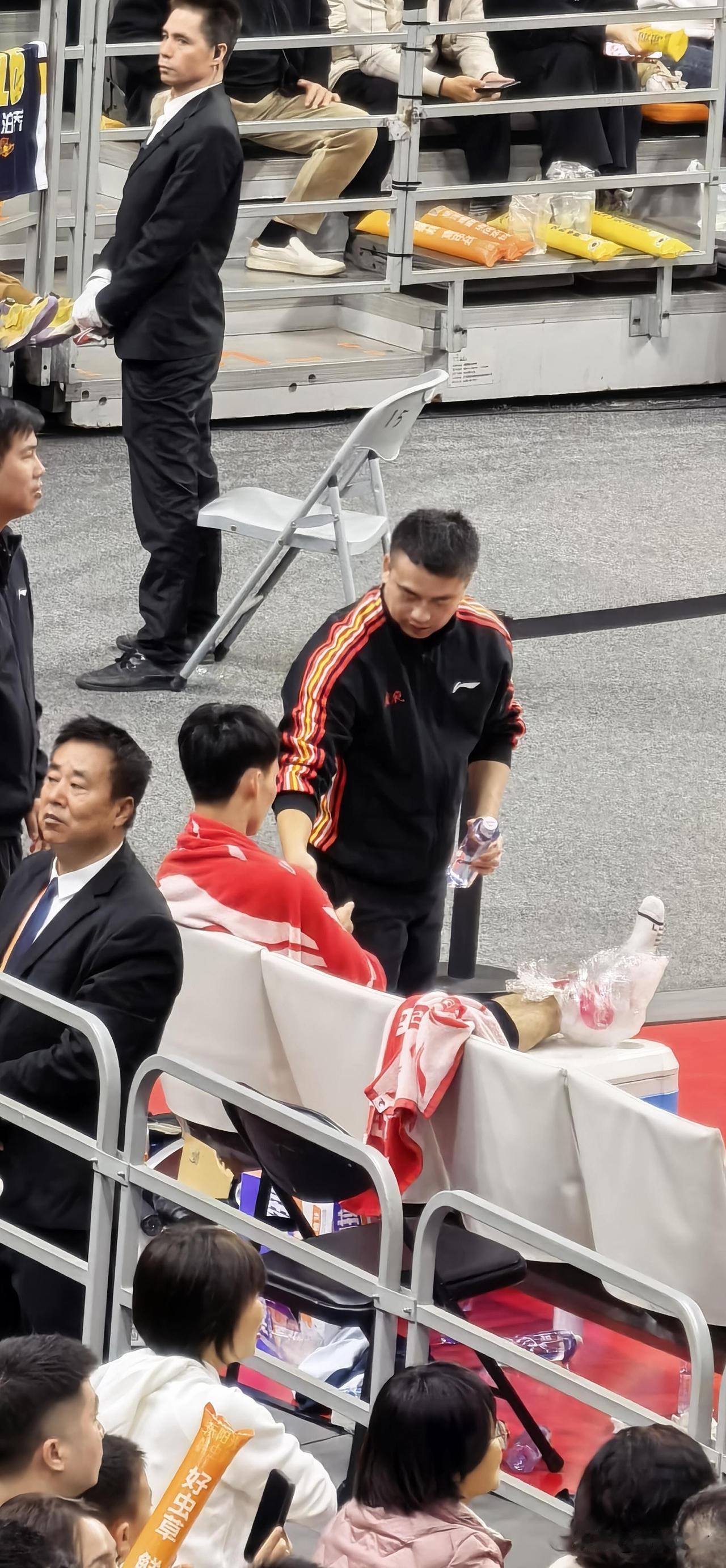 无对抗受伤，徐杰伤病最新情况！根据广东队跟队记者关辛的报道，徐杰这次的无对抗