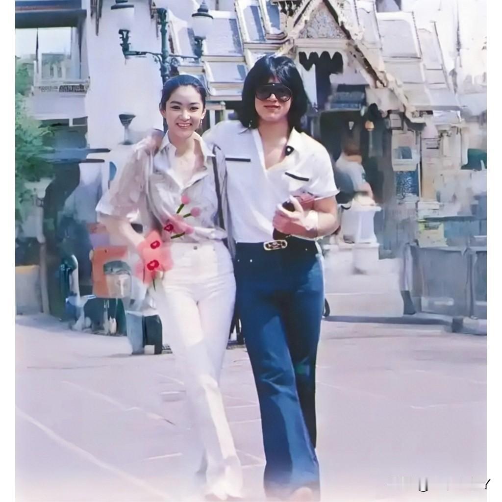 1979年，林青霞与成龙同游泰国时在街头，留下的美好时光。那时候林青霞25岁，美