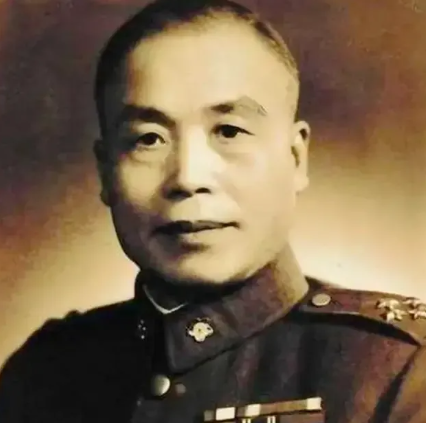 1942年，李宗仁母亲去世，开堂祭奠时，正妻李秀文正在跪拜，突然“哎呀”一声，头
