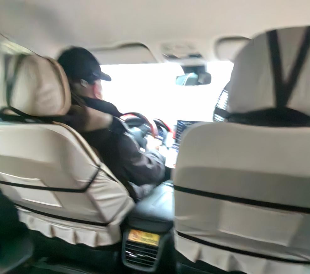 最近打车，感觉越来越不对劲了。以前叫车，手机一点，车子很快就到。现在可好，早晚