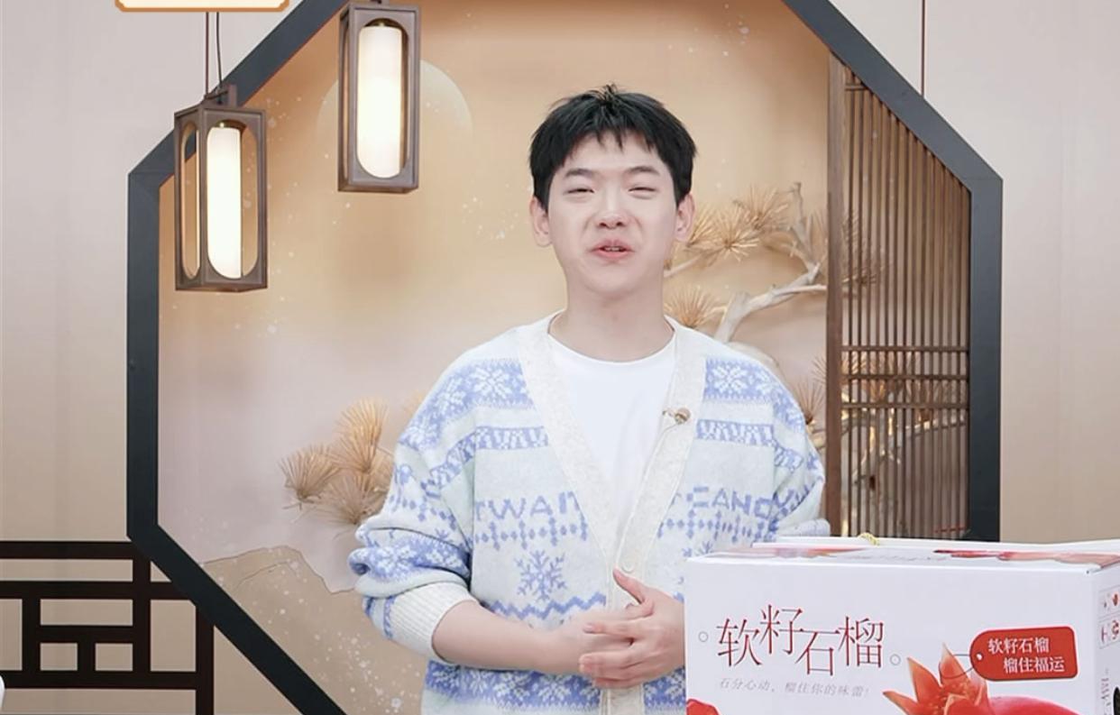 第一个把传熙叫奶熙的人真是火眼金睛，确实越看越奶[吐舌头眯眼睛笑]这大中午的，孩子跟没睡