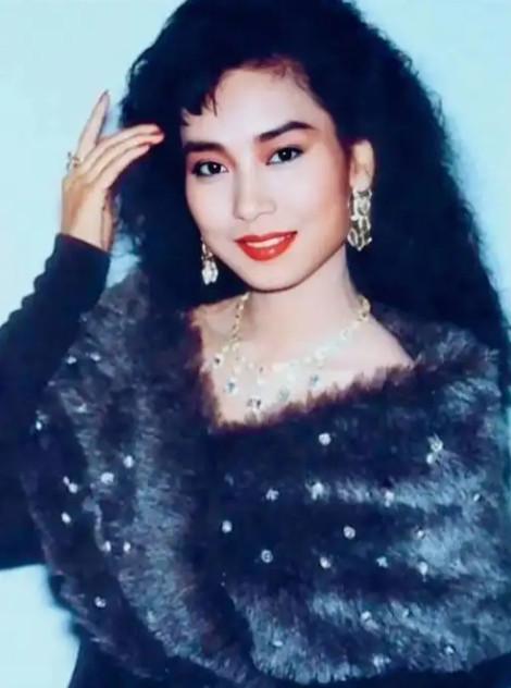 1982年，赌王何鸿燊与周大福老板郑裕彤，同时看上邝美云。何鸿燊说:“做我4姨太