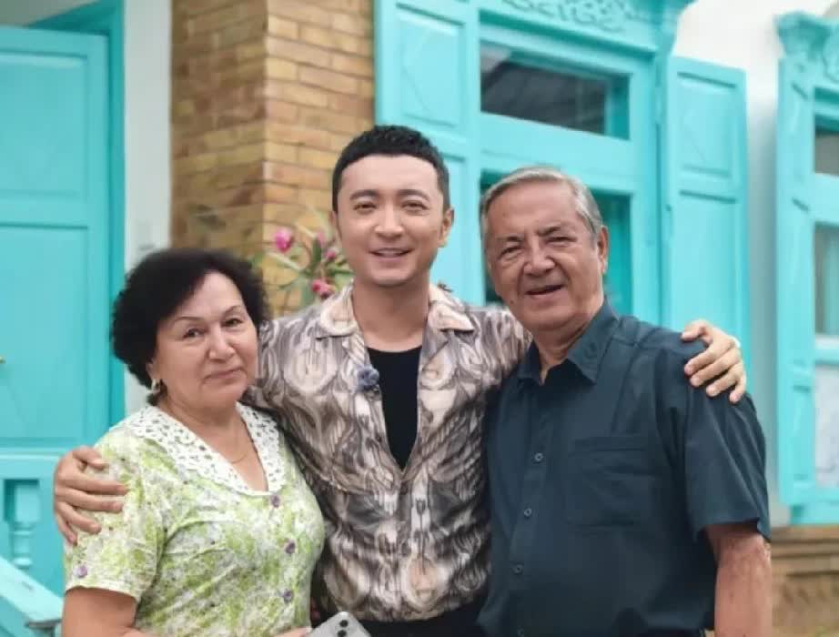 尼格买提也是家里的小宝贝啊，怪不得他长的那么帅气，原来爸爸和妈妈都是那么优秀，五