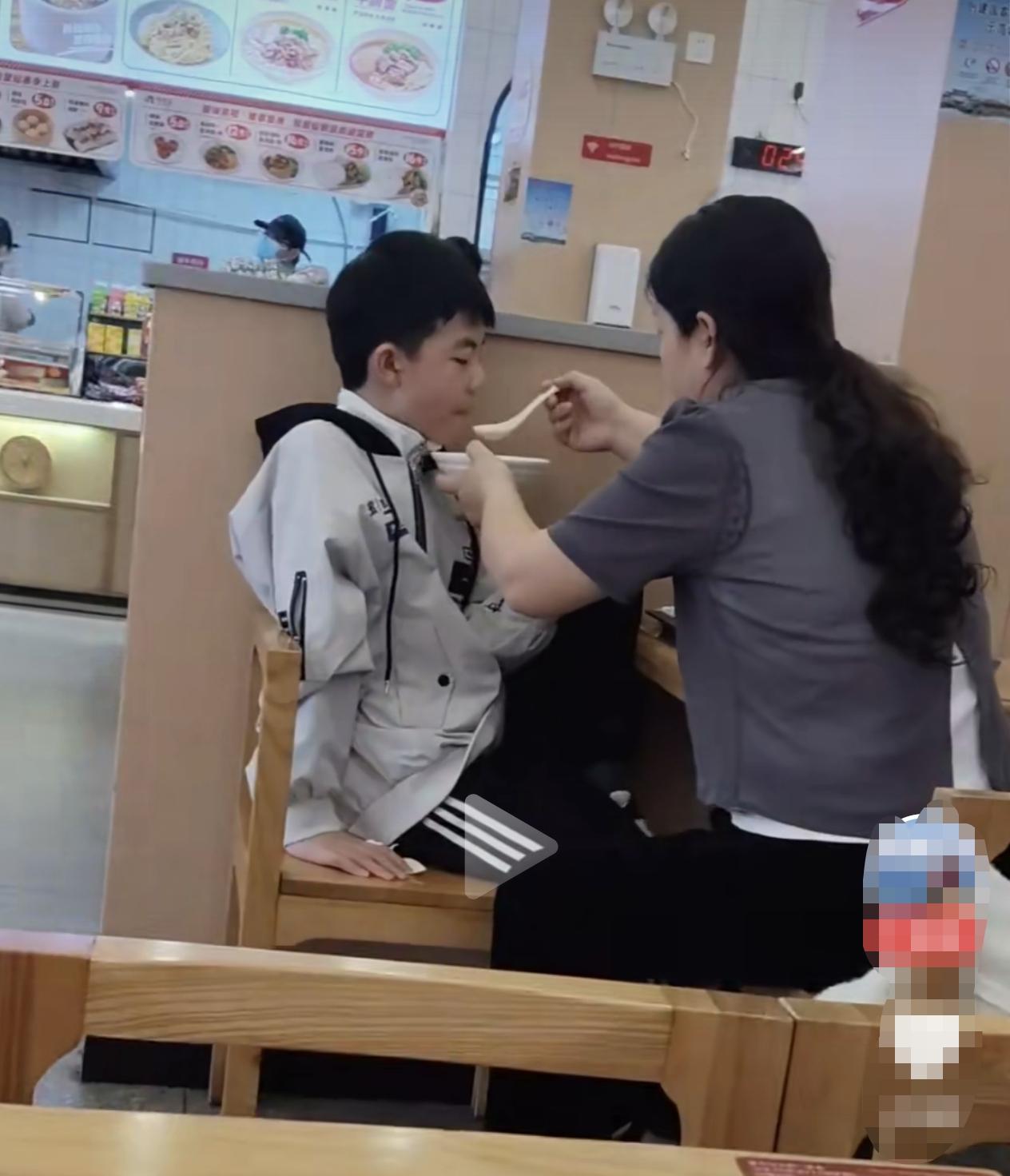 当你看到这两张图，心里有什么想法？你是想给小孩一巴掌还是想给女人一巴掌？不许说谎