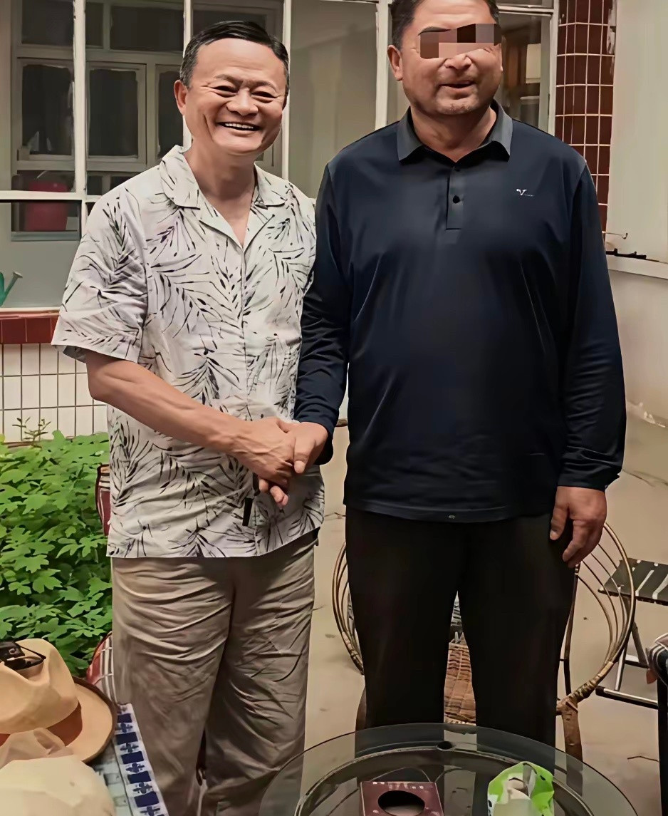 马云这裤子是便宜货吗？品牌服装不会这么皱皱巴巴的吧，是不是他为了接地气，特意穿了