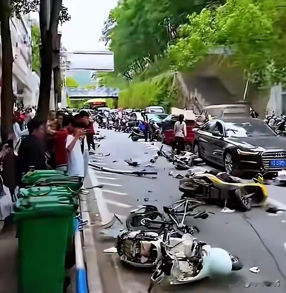 重庆奔驰撞人事件，2死6伤中遇难的是一对年轻母女，让人难以接受的不是高跟鞋和医生