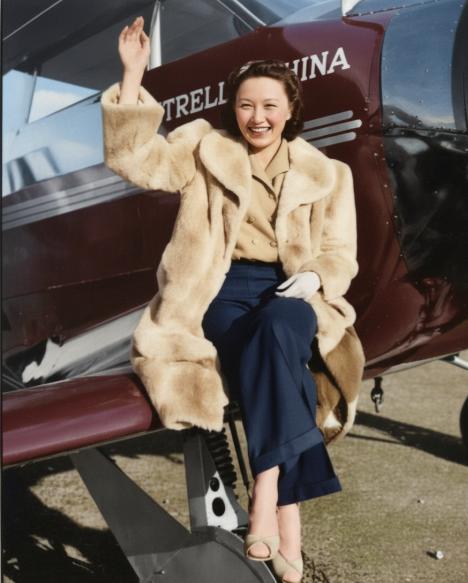 这个，应该拍成电影，贵气逼人的民族女英雄！抗战时期，驾机环美，演讲募