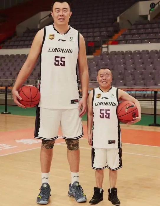 身高215的韩德君和身高160的潘长江，俩人长得神似，虽然年龄上是两代人，但是看