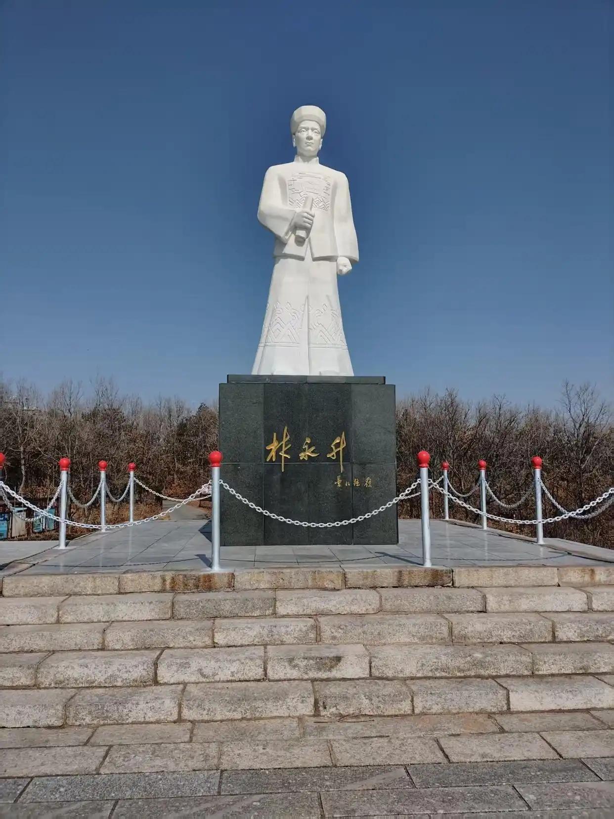 以下图片上的这位英雄叫做林永升他是福建福州人。那么为什么1994年春，远在千里之