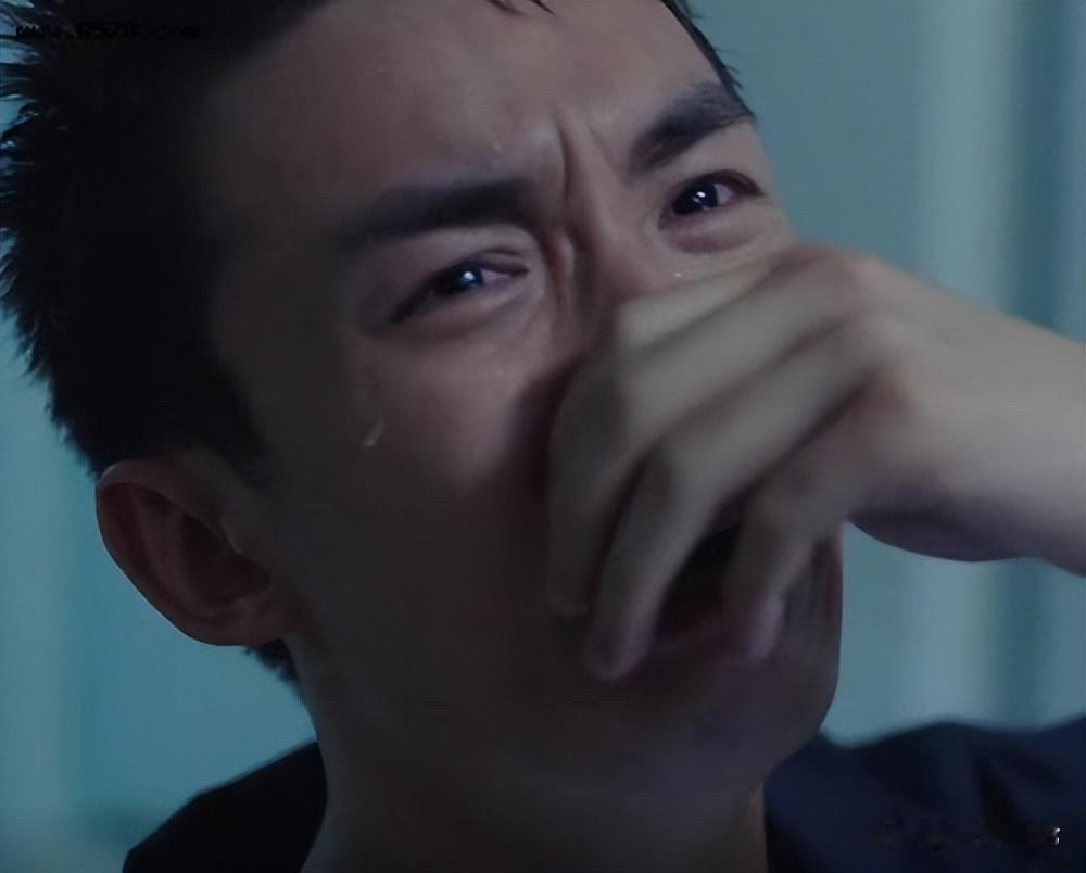 四川南充，男子和女友喜事在即，他却逮到女友和别的男人共处一室，氛围暧昧，男子受到