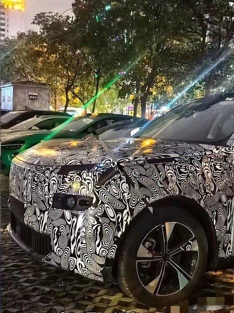 领克800路试车，与领克900形成类似M9和M8定位关系