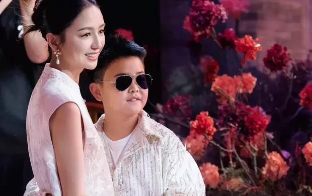 萌娃界天花板！佟丽娅儿子墨镜一戴谁都不爱，小酒窝摊手演唱笑翻全场这届星二代是要