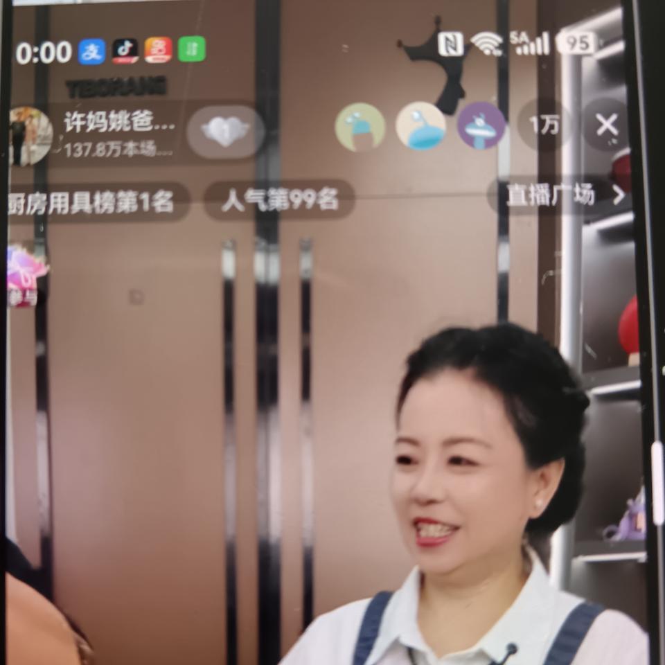 许妈昨天直播专场完美收官有人说，许妈昨天直播间全是买的流量，全是假人，你还别