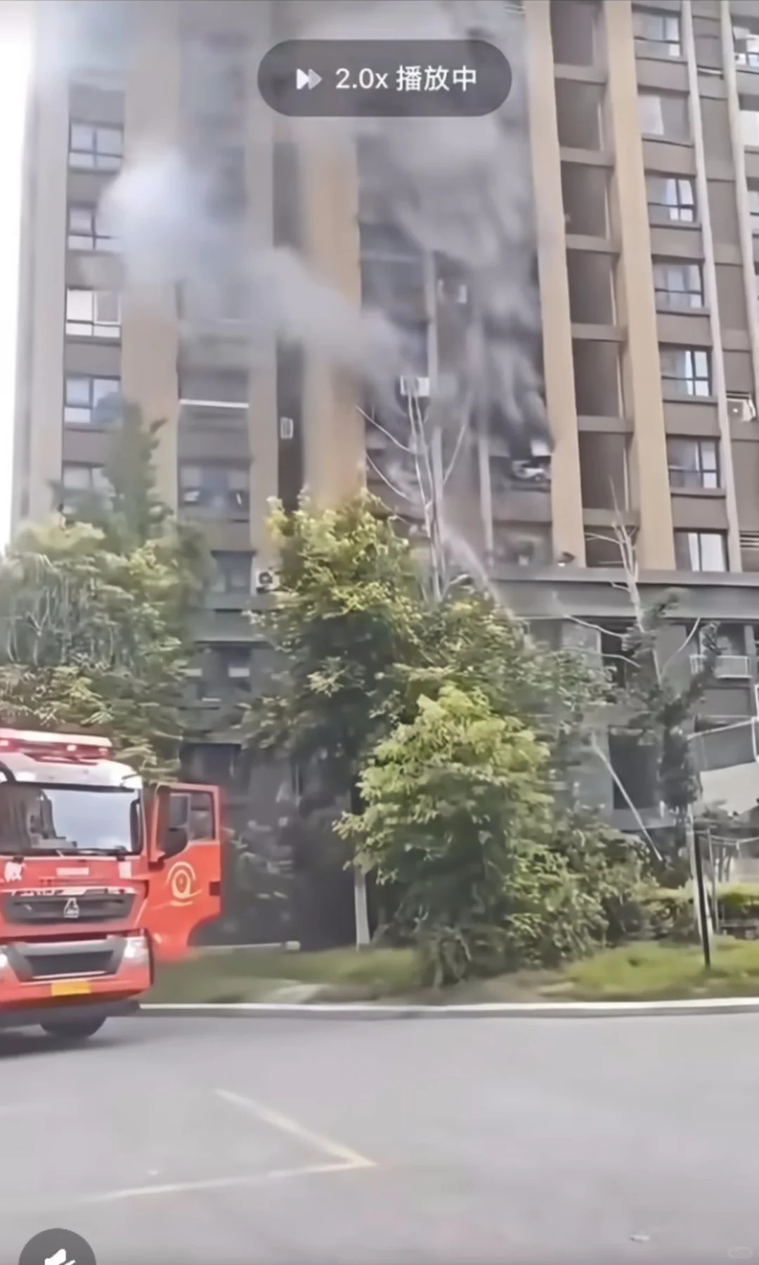 连云港火灾云梯连云港母女蒸汽烫人楼下位置这么宽敞搭个云梯先把这对母女救下