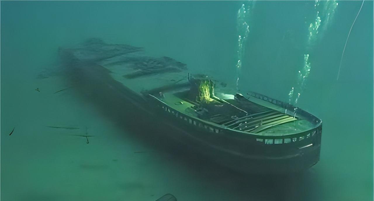 1945年，一艘日本巨型运输船，正想顺着长江入海，将从中国偷来的宝贝运回日本，可