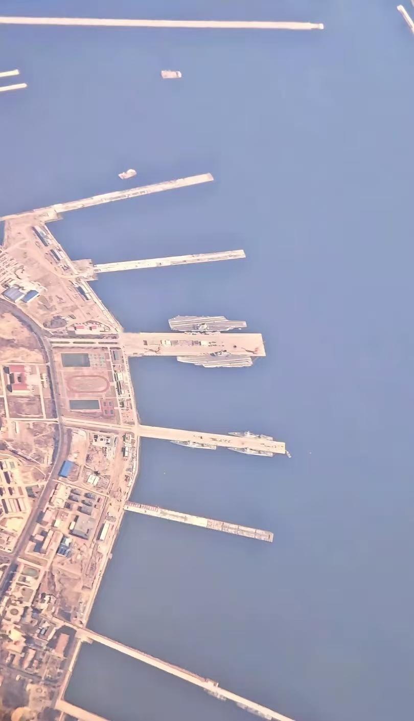 这谁拍的，真厉害。军港内福建舰和辽宁舰同框，8万对6万吨明显大一圈，只是福建舰甲