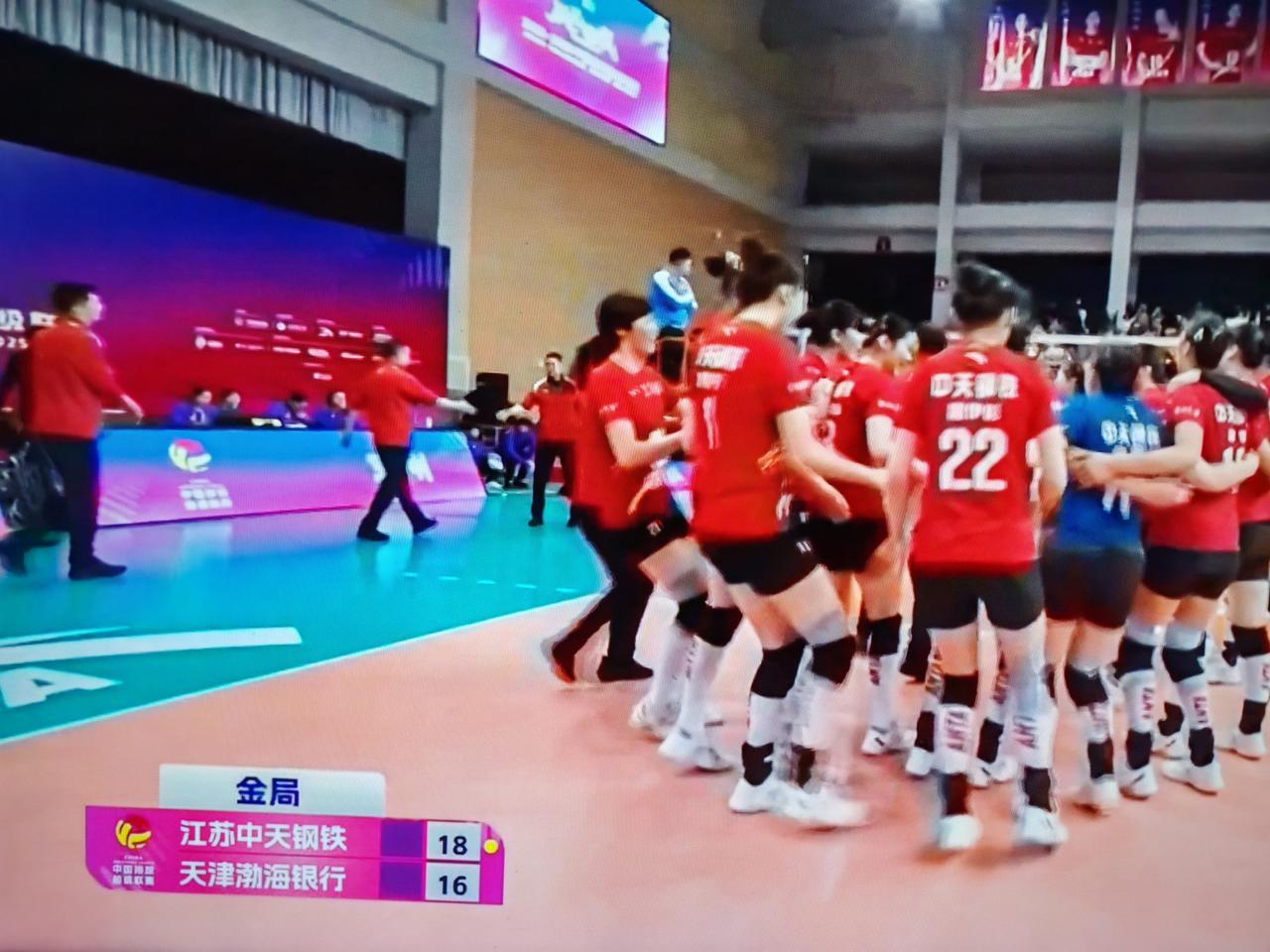 女排排超联赛半决赛第二场，江苏女排25：10，25：22，25：13，大比分3：