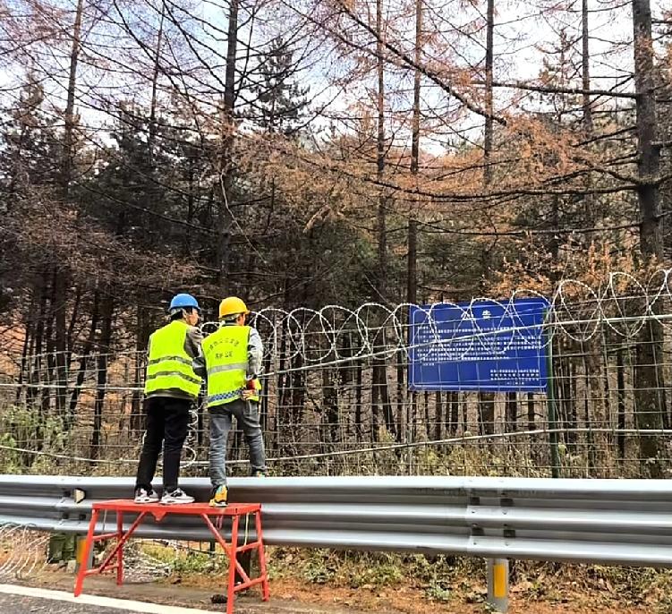 从此秦岭再无户外一位网友开车自驾，路过秦岭的时候看到了这样一幕，现场有工作人员