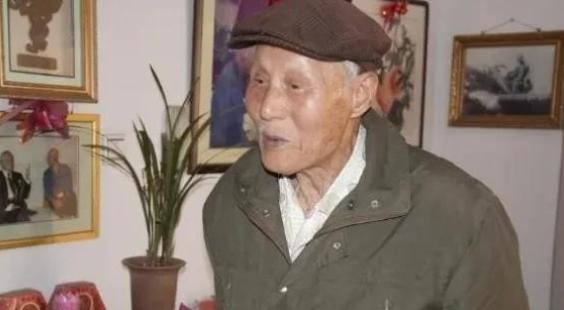 1983年，一个63岁的老农正弯腰给县领导倒水。领导随意一瞥，愣住了——这老头穿