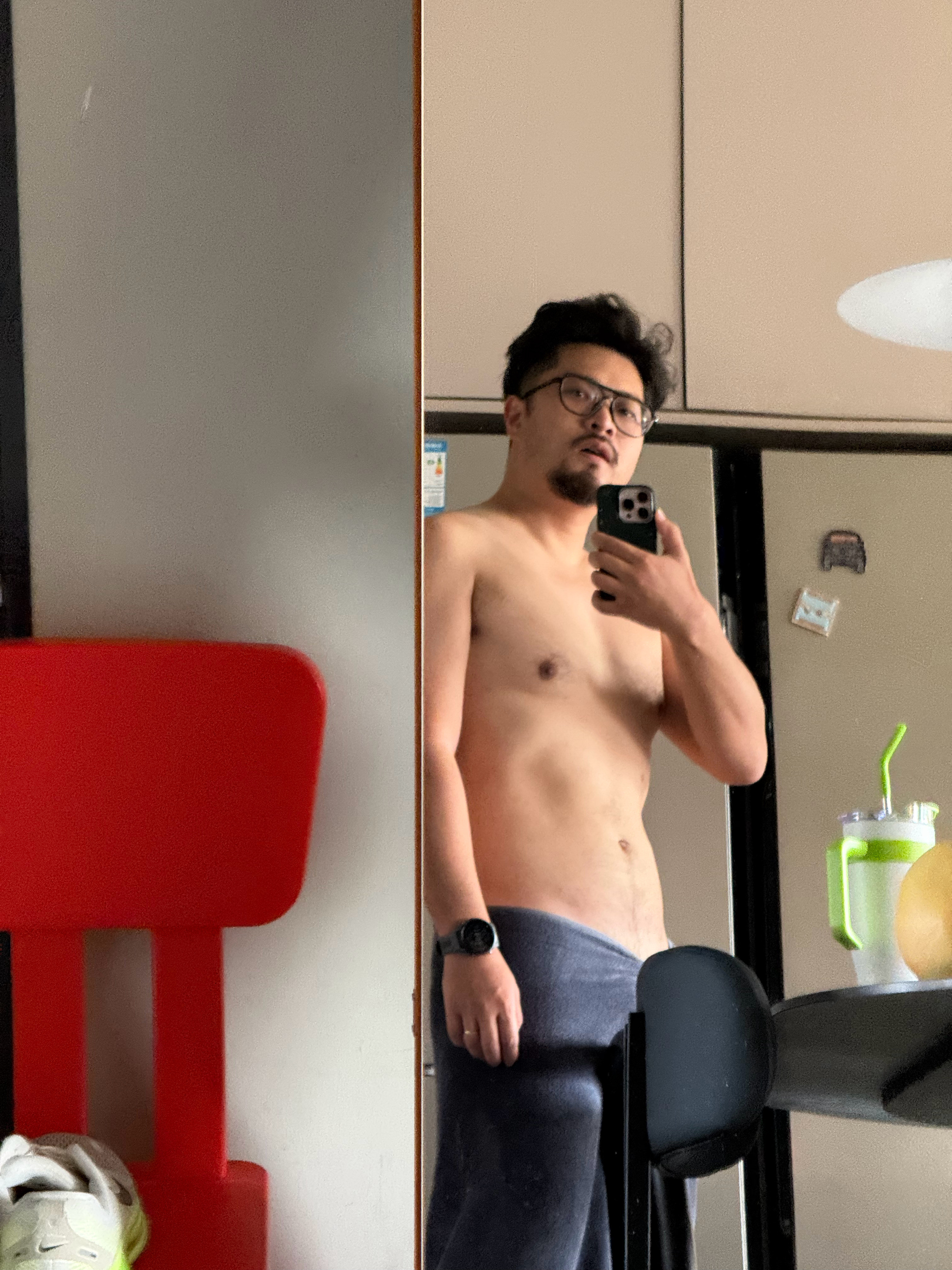 洗完澡扭头一看，吓我一跳，这是不是我那素未谋面的腹肌啊！跑步好啊，得跑啊，各位低