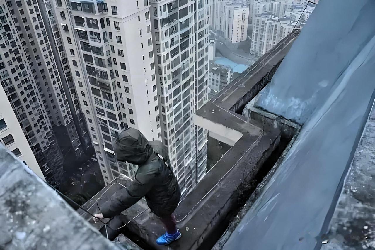 浙江宁波，24岁男子为了寻找女友，跑到其小区，从18楼顶楼天台，捡条尼龙绳绑身上