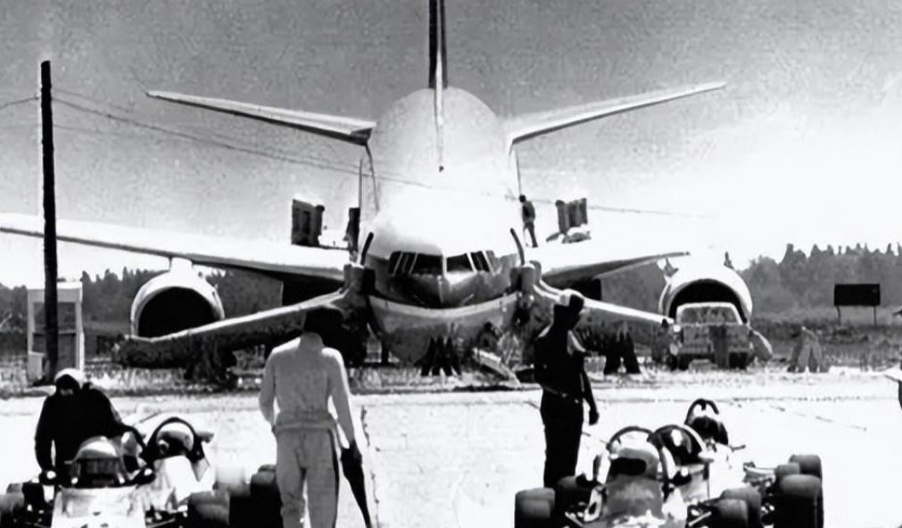 1982年，一架访华贵宾专机被劫持，劫匪不仅公然要求领导亲自谈判，还要将飞机开去