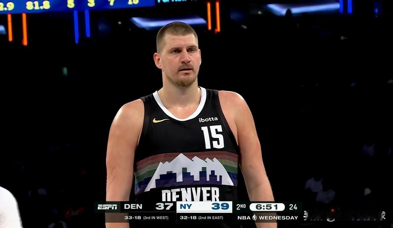 掘金当家球星约基奇的三分球就是一个大笑话！在今天掘金客场以127：134输给尼克