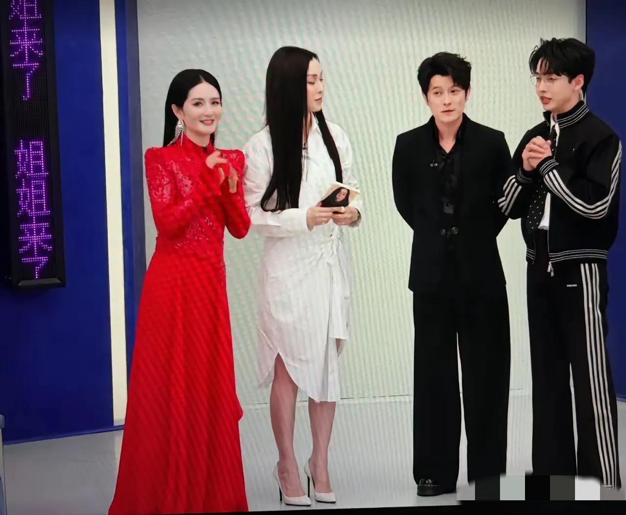 谢娜，翻车了！ 4月2日晚上，《乘风2026》刚直播，谢娜就翻车了，全程尬聊