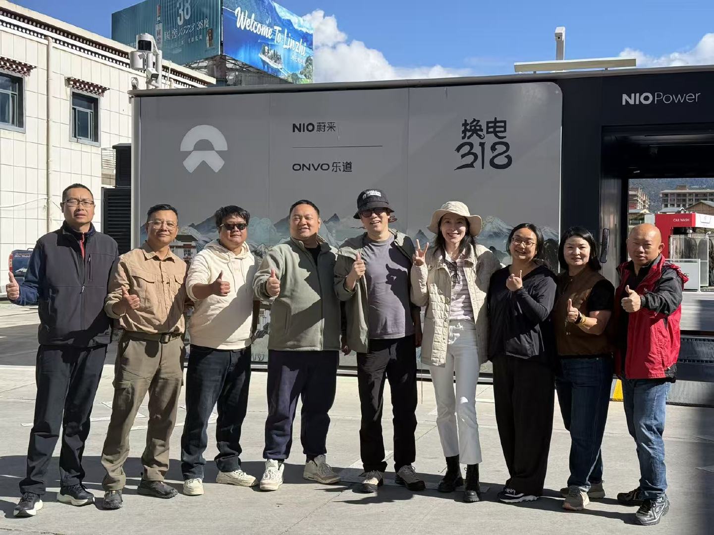 车企领导人也难得享受一下国庆假期了斌哥和斌嫂带着小朋友自驾林芝，在换电站与车友合影。#蔚来汽车#​