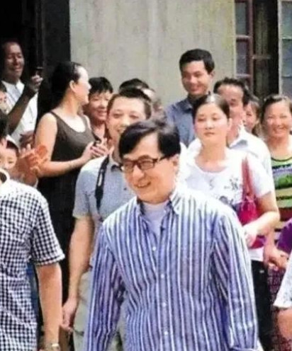 2013年，成龙回乡祭祖，房式的子孙们都来欢迎他。没想到，成龙只与自己同父异母的