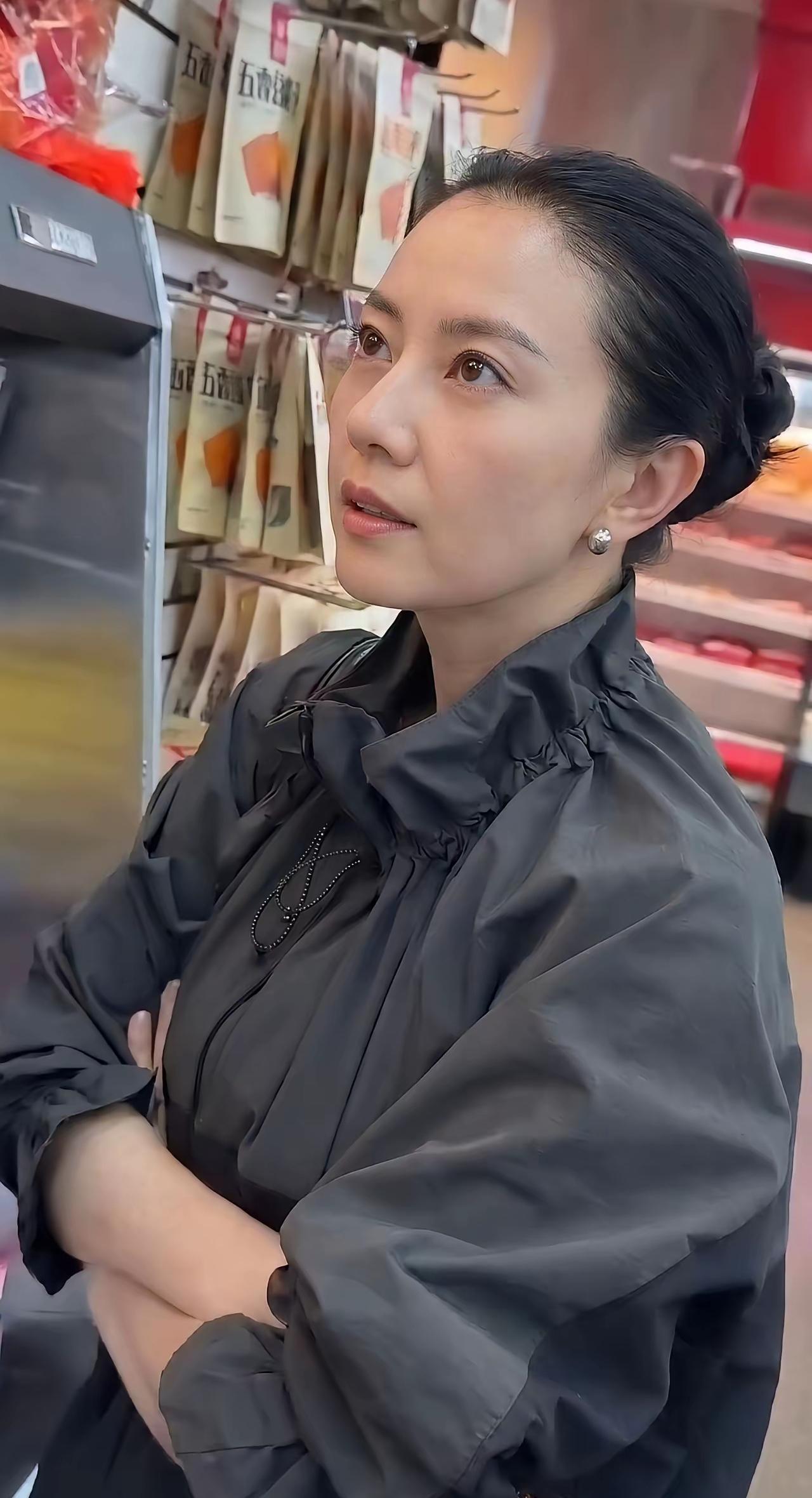 高圆圆真的相当自信了别的女星到这个岁数普遍会上科技让脸看上去没那么垮而高