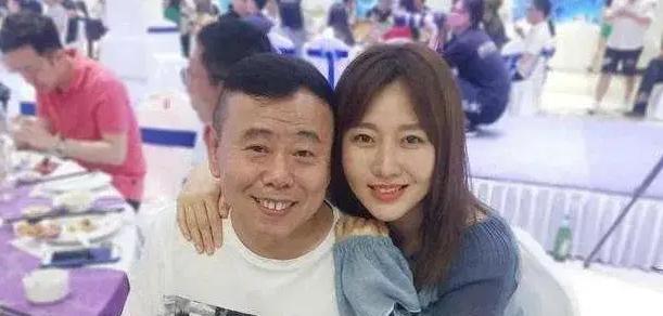 1996年，潘长江走红后，大摇大摆地跟妻子杨云提出离婚。杨云拍桌子怒怼：“当年医