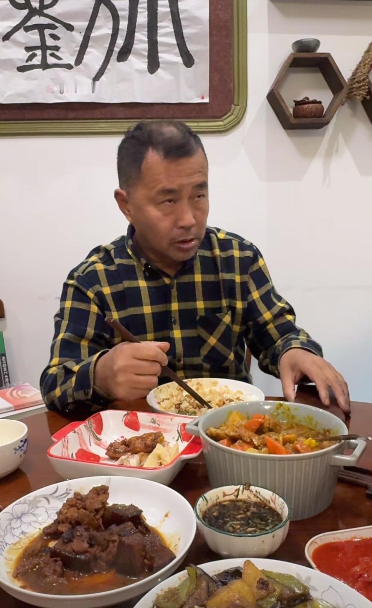 最近，沈巍寝食难安，住在别人家，还不如在外面住在货拉拉车上睡得舒服。有人说，