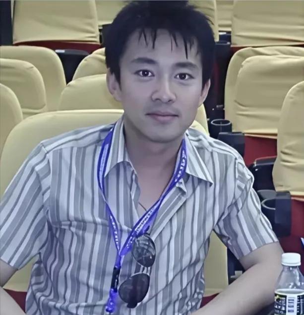 央视原英俊帅气的综艺主持人亚宁，现年56岁了，岁月不饶人，变化太大了。当年浓眉大