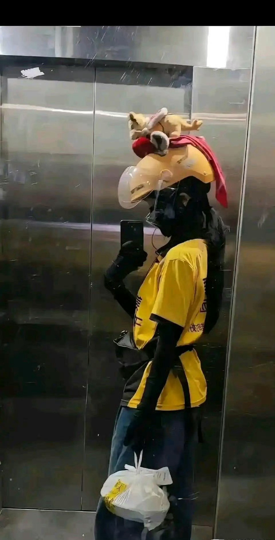 真有这样送外卖的吗？？穿得这么精致