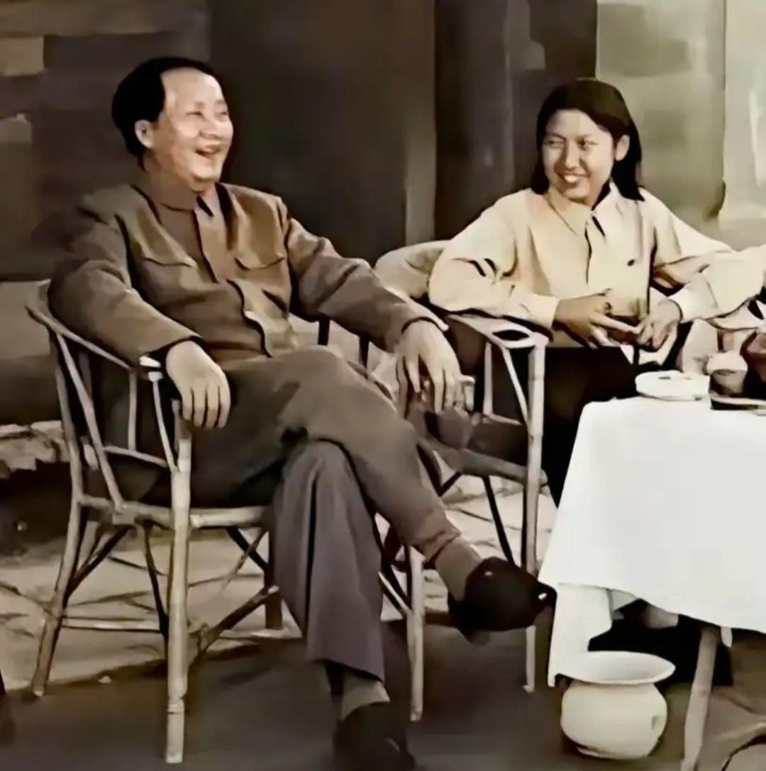 毛主席是一位慈祥的父亲，瞧他与女儿李敏爷俩笑得多开心，父爱满满。生活中的毛主