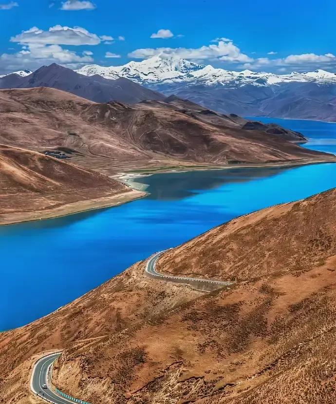 马斯克说想变强者得把自己往死里折腾三五年，这话一被剪进短视频立刻刷屏。我刷到的