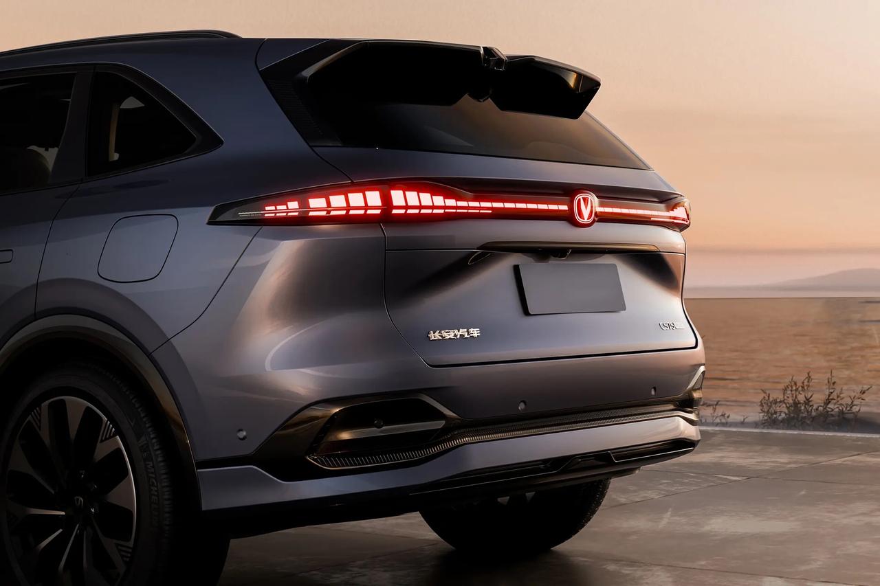 前两天，一个亲戚提了新车，是大众的SUV，落地得十六七万吧。他愿意买啥车，是他的