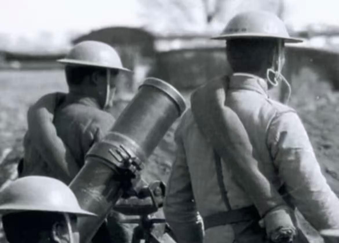 1945年，河涧县大队架起两门迫击炮攻打日军岗楼，敌人一枪就把对着岗楼瞄准的两个