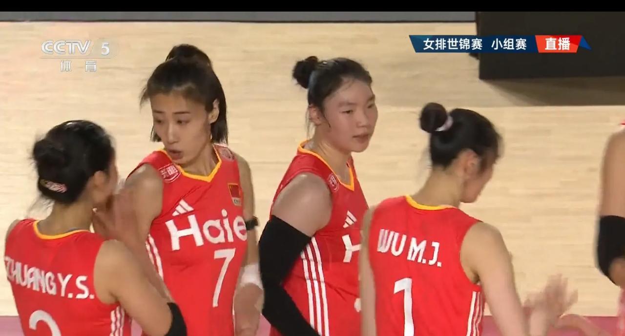 中国女排快变+高度，打多米尼加才见效，张籽萱成熟很快今晚的比赛看似争小组第一，