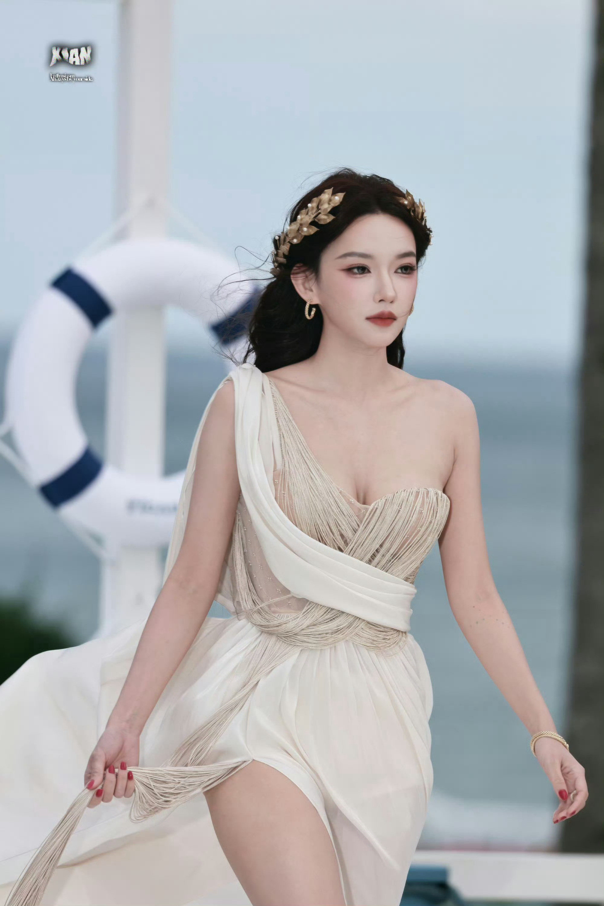 程潇复刻古希腊女神确实很适合程潇的造型如果把流苏搭在手腕上走就更自如