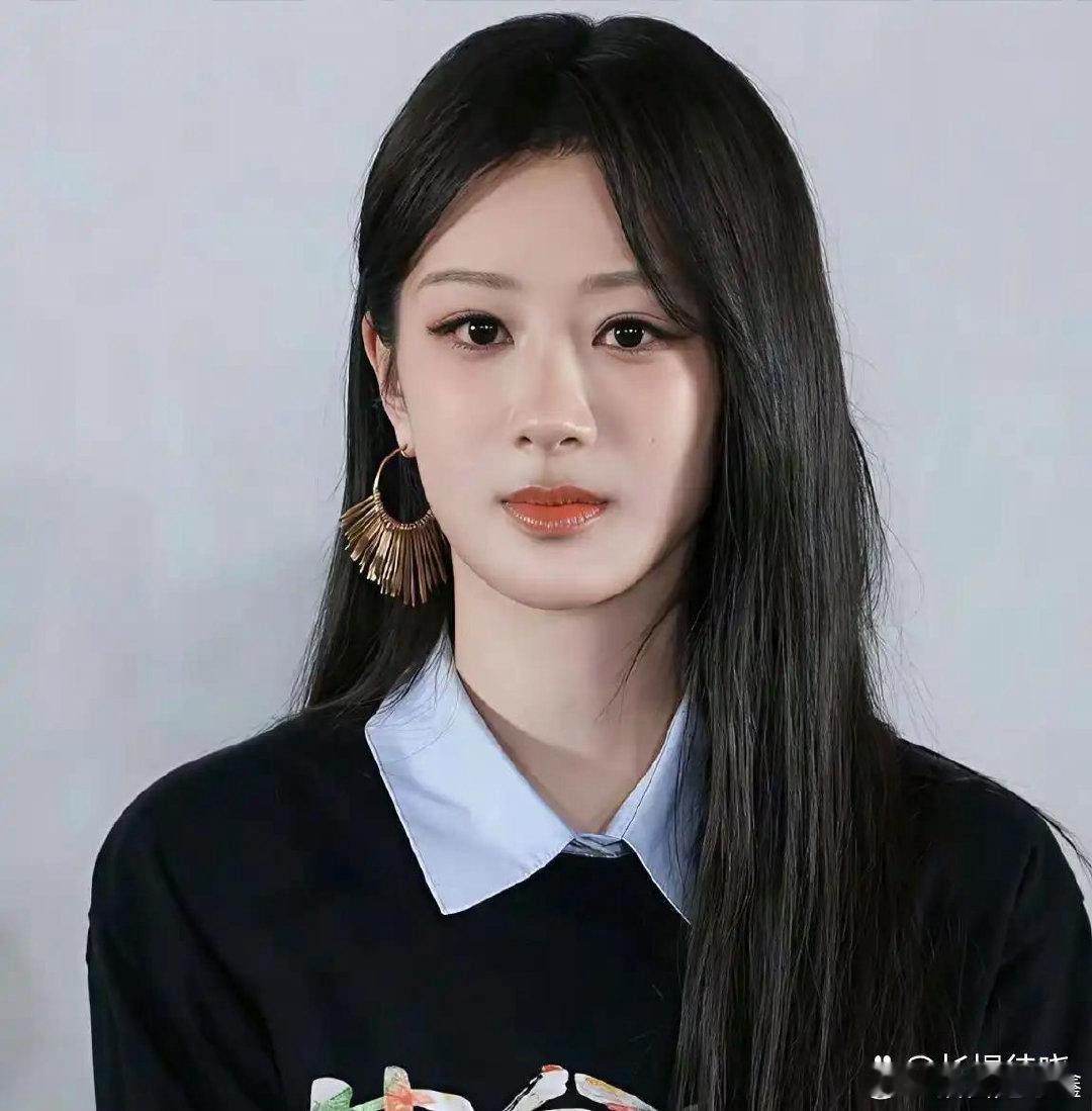杨天真说得有道理，有些人不红确实是有原因的。主持人采访杨紫时，喊她杨紫老师。杨紫却说：“叫我名字就行