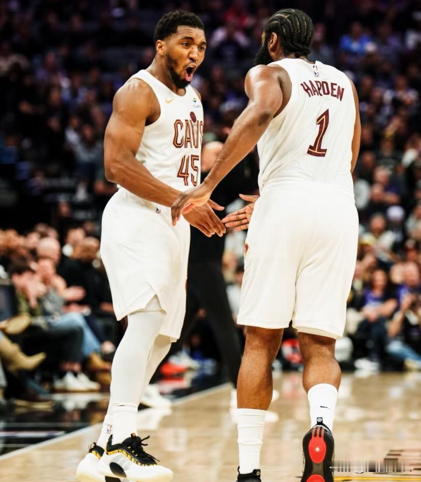 哈登+米切尔=保罗+哈登？从角色上哈登可能更趋近于当年的保罗。前三节，控场、