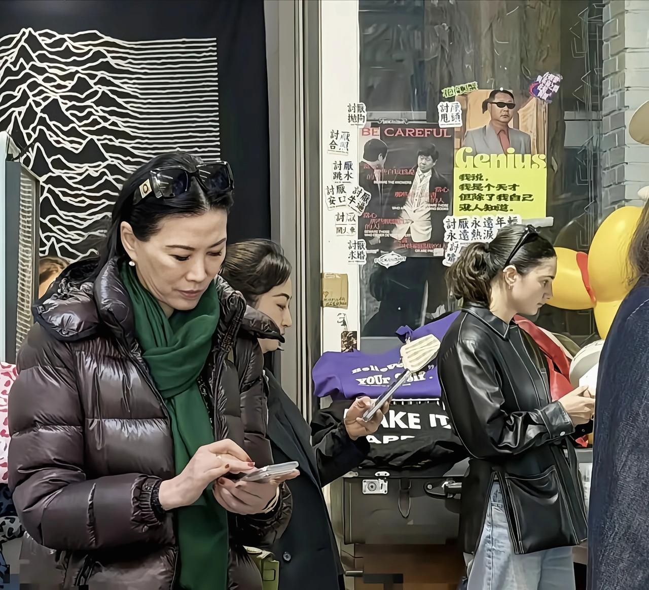 邓文迪现身北京，漂泊半生形单影只没人陪伴，能活成这样也很难得邓文迪最近在北京